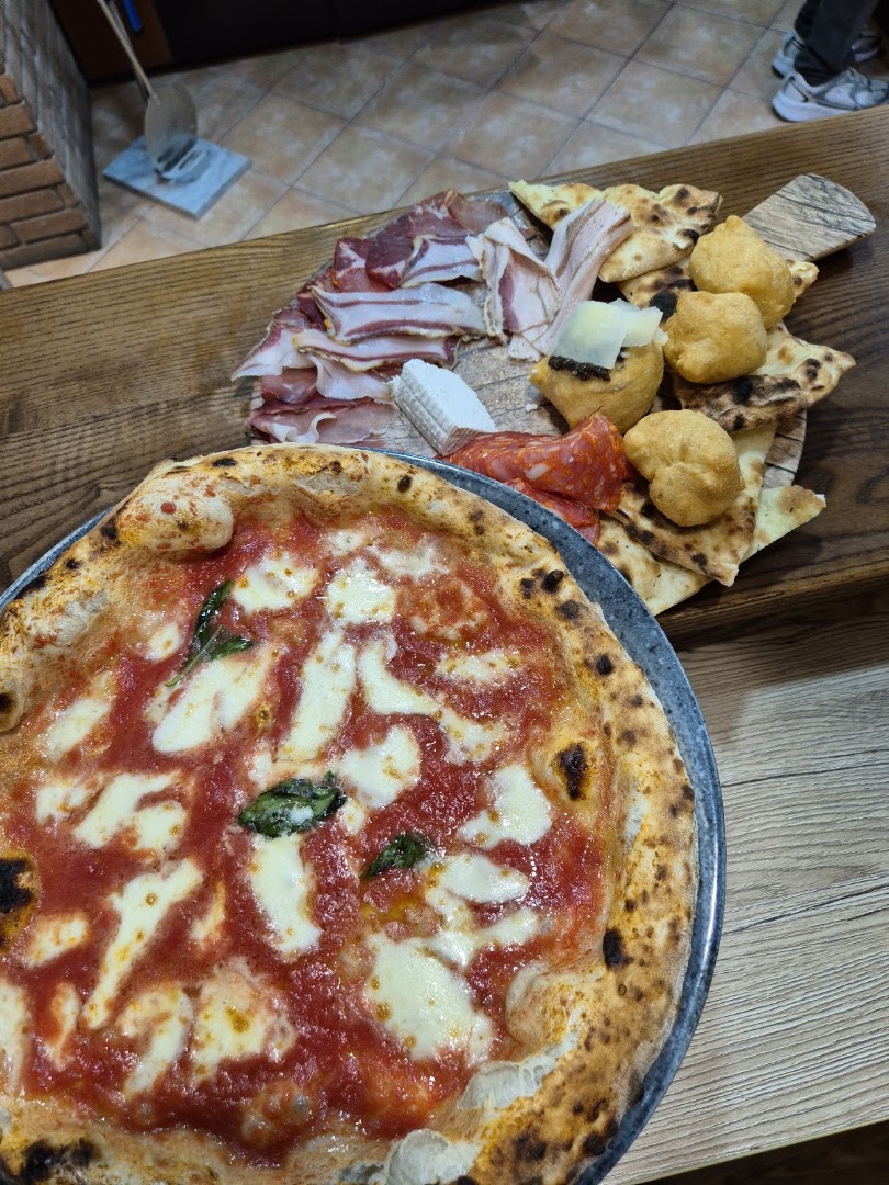 Pizzeria GIÙ GIÙ Napoletana contemporanea · Foto 3